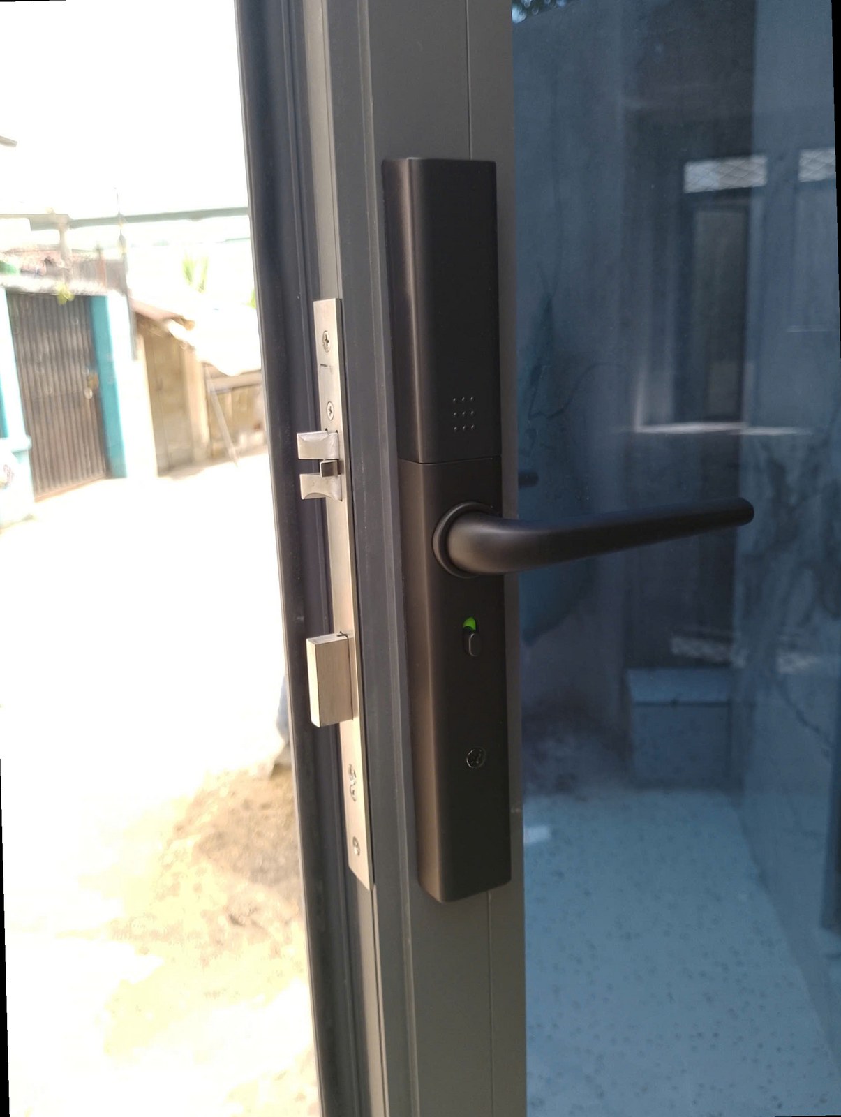 Khóa Avolock AN-395 lắp đặt thực tế trên cửa nhôm kính - mặt bên thân khóa