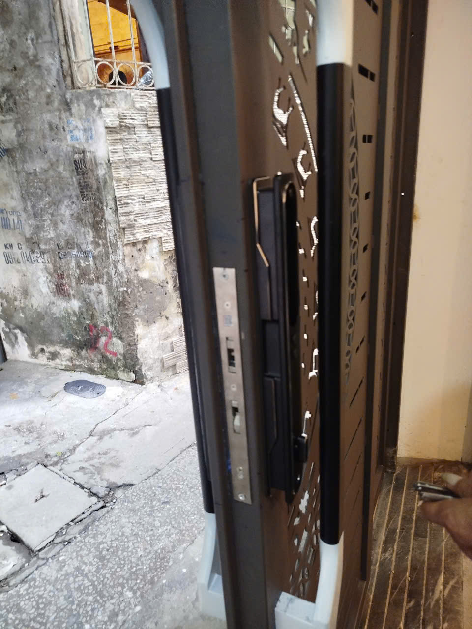 Thân khóa Avolock AN388 nhìn từ góc cạnh, ôm sát đố cửa nhôm