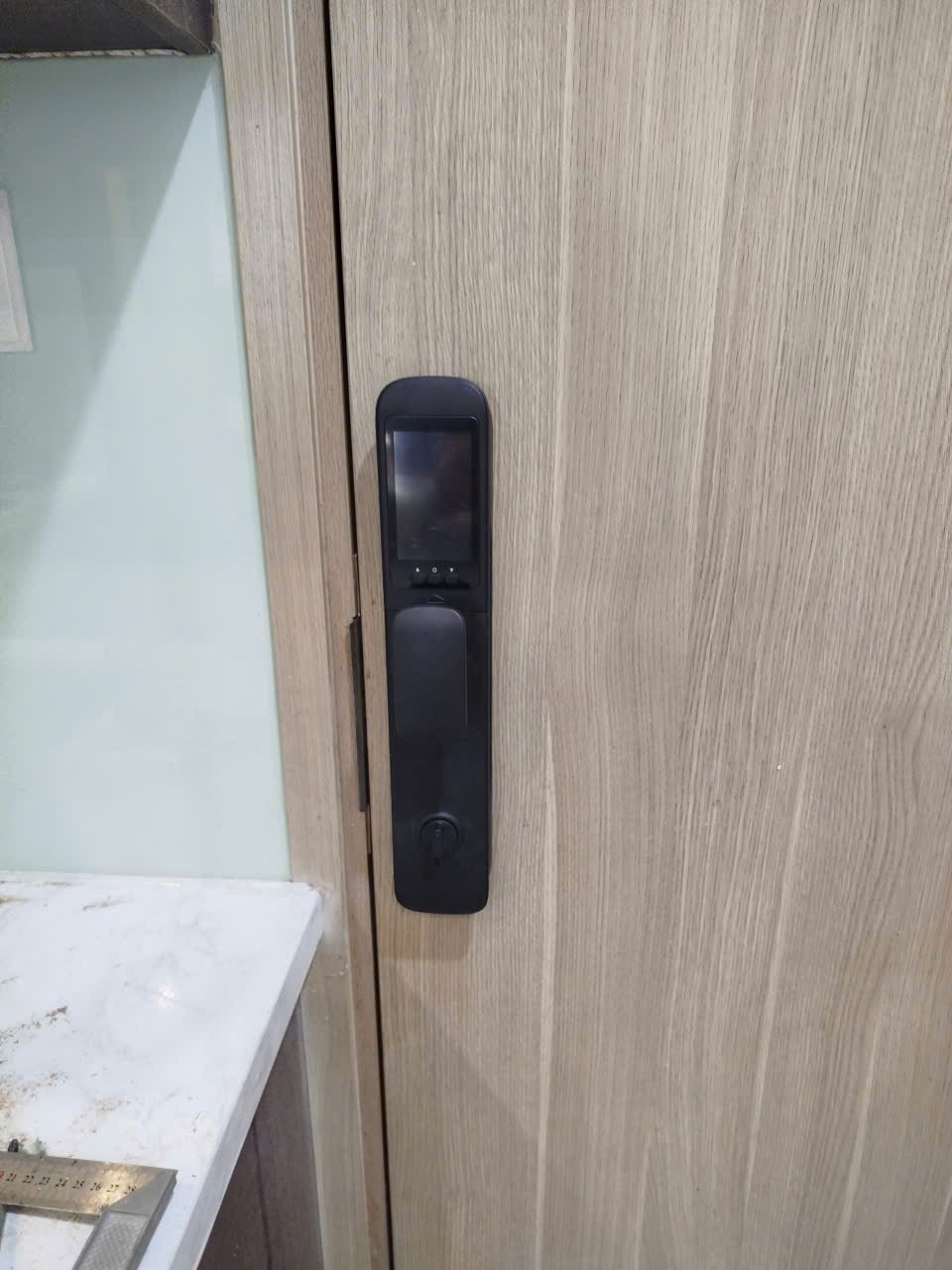 Mặt trong của khóa Avolock AL 80FRVT — màn hình hiển thị và tay gạt mở cửa từ bên trong