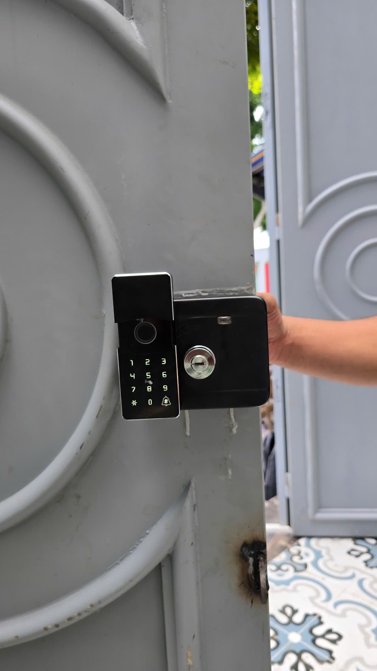 Khóa AG-88 đã lắp hoàn thiện trên khung cửa cổng sắt, phù hợp lắp đặt ngoài trời