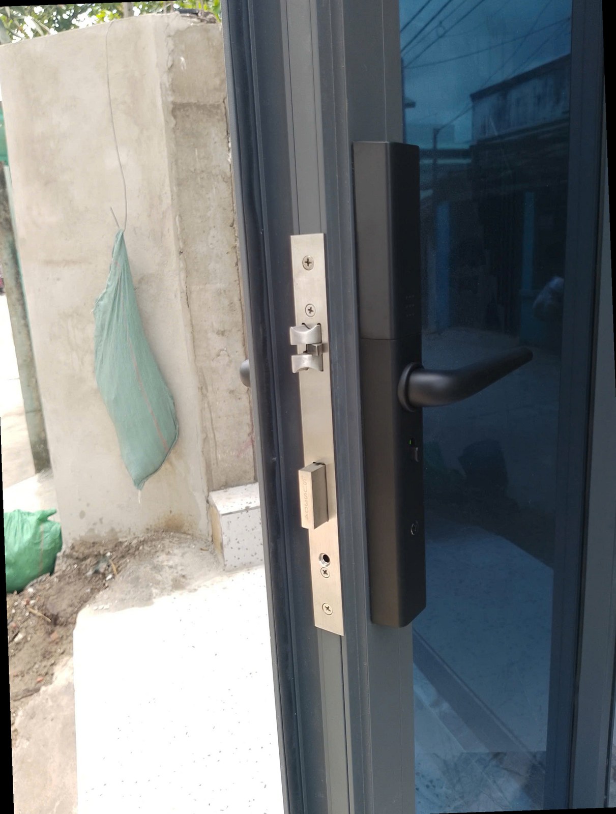 Khóa Avolock AN-395 lắp đặt thực tế trên cửa nhôm kính - góc chụp thân khóa