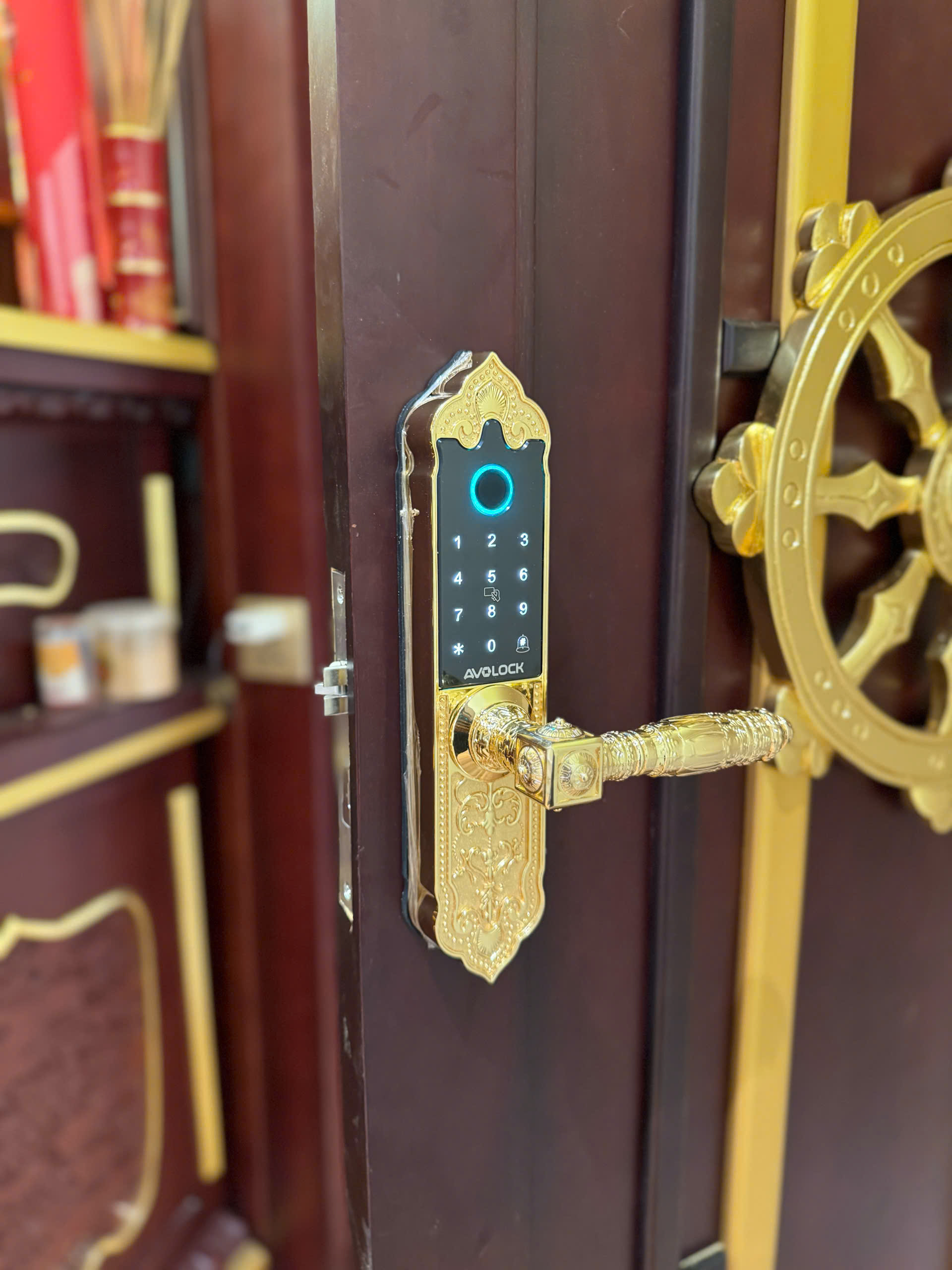 Khóa Avolock AC993 lắp đặt thực tế trên cửa gỗ tân cổ điển