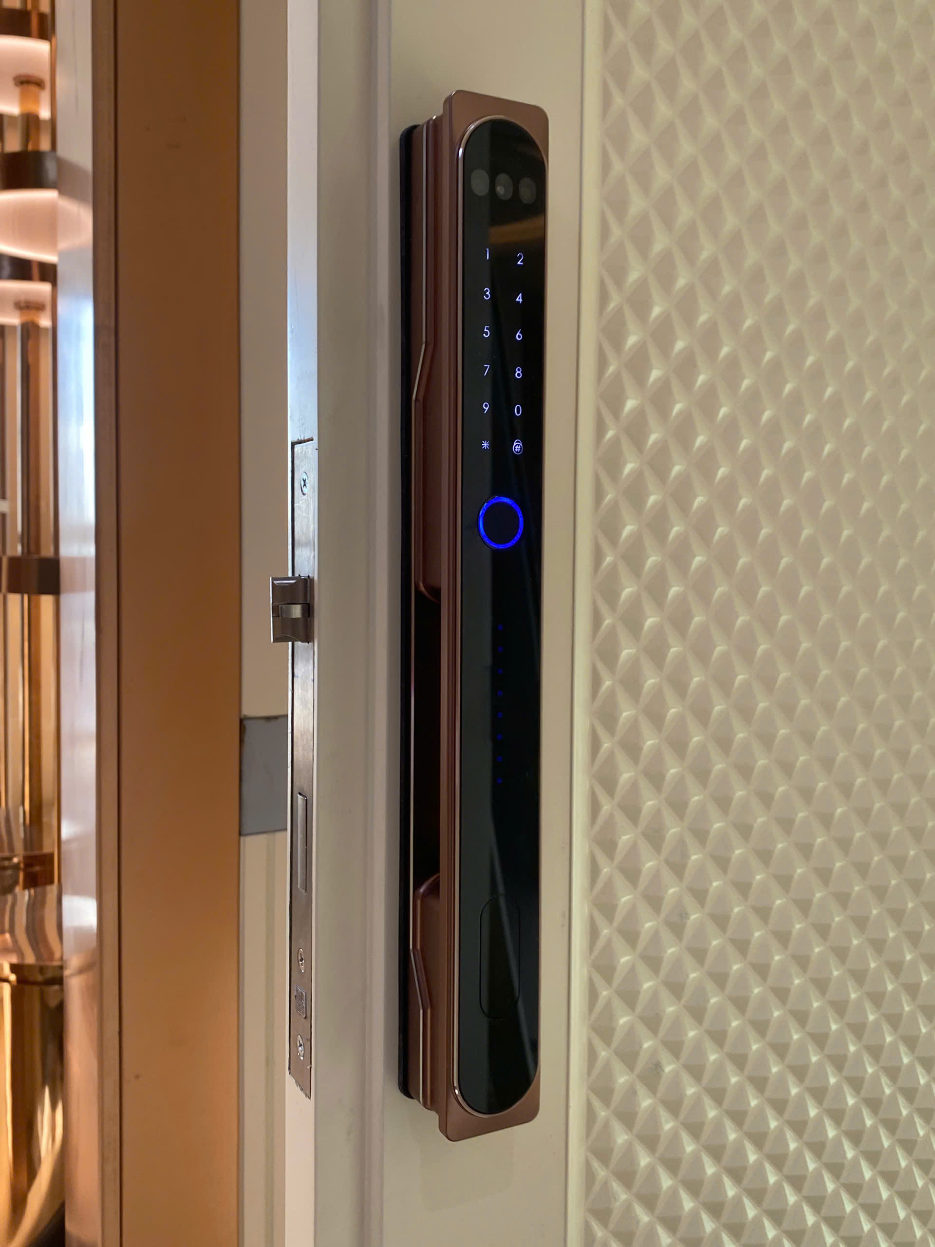 Khóa Avolock AN388 màu đồng — bàn phím cảm ứng và vòng cảm biến vân tay