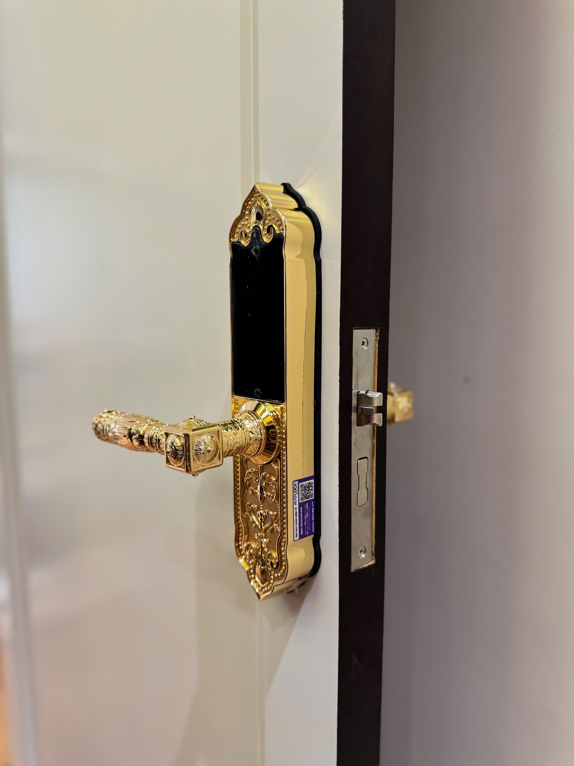 Tem bảo hành chính hãng trên khóa Avolock AC993