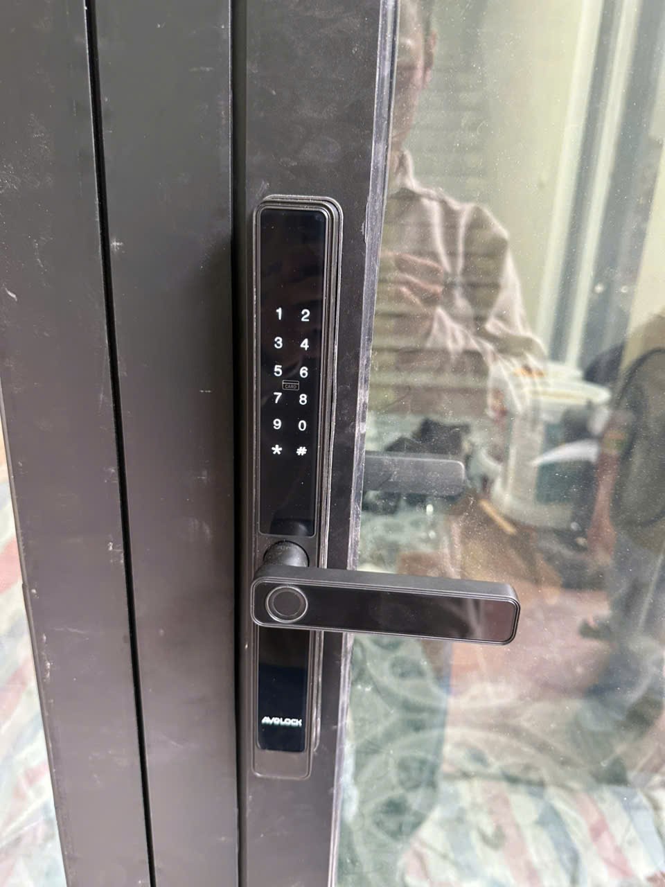 Lắp đặt khóa vân tay Avolock AN-382 thực tế trên cửa nhôm
