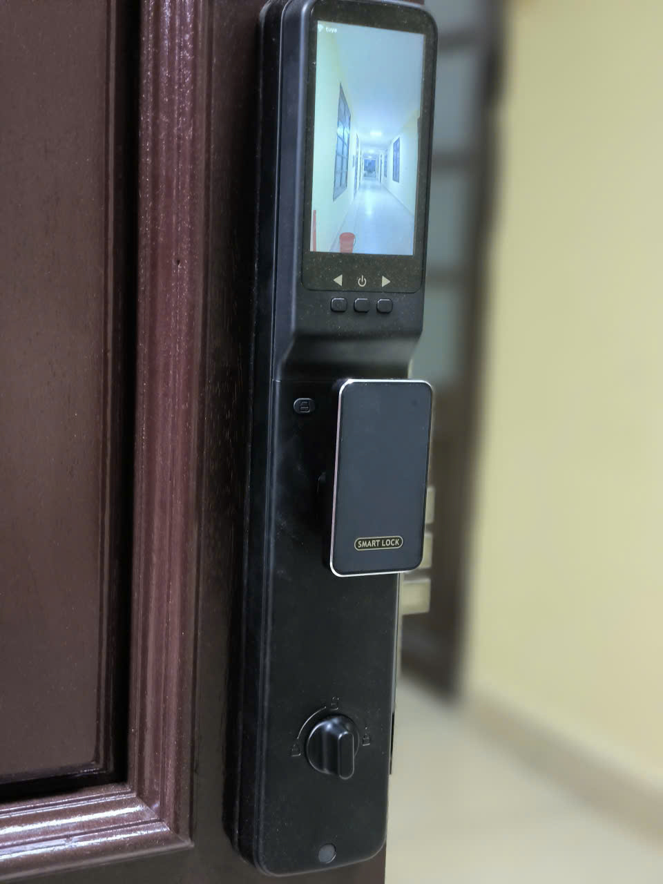 Màn hình hiển thị camera của khóa Avolock AL 77TFV lắp đặt thực tế