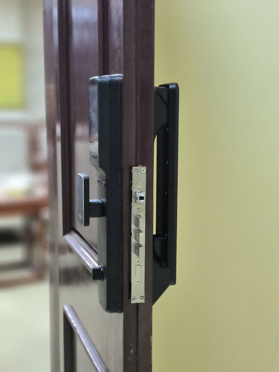 Góc chụp cạnh cửa khóa Avolock AL 77TFV lắp đặt thực tế