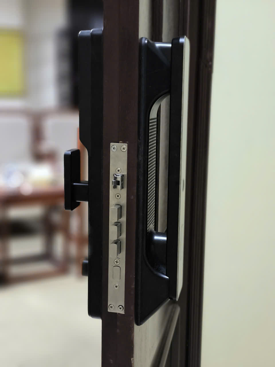 Lõi khóa và chốt inox của khóa Avolock AL 77TFV lắp trên cửa gỗ