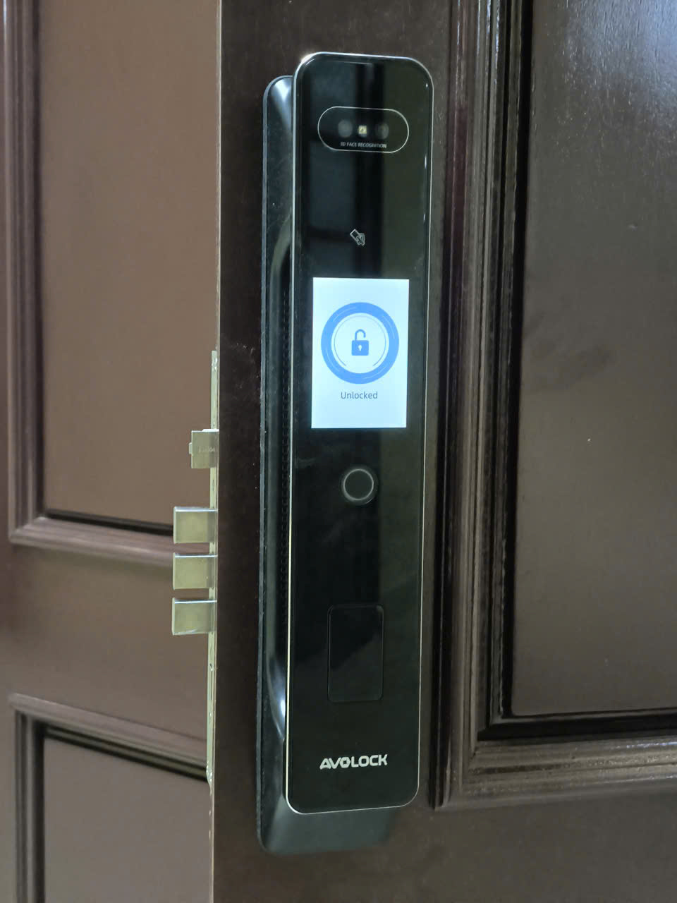 Khóa Avolock AL 77TFV nhận diện khuôn mặt 3D lắp đặt thực tế trên cửa gỗ