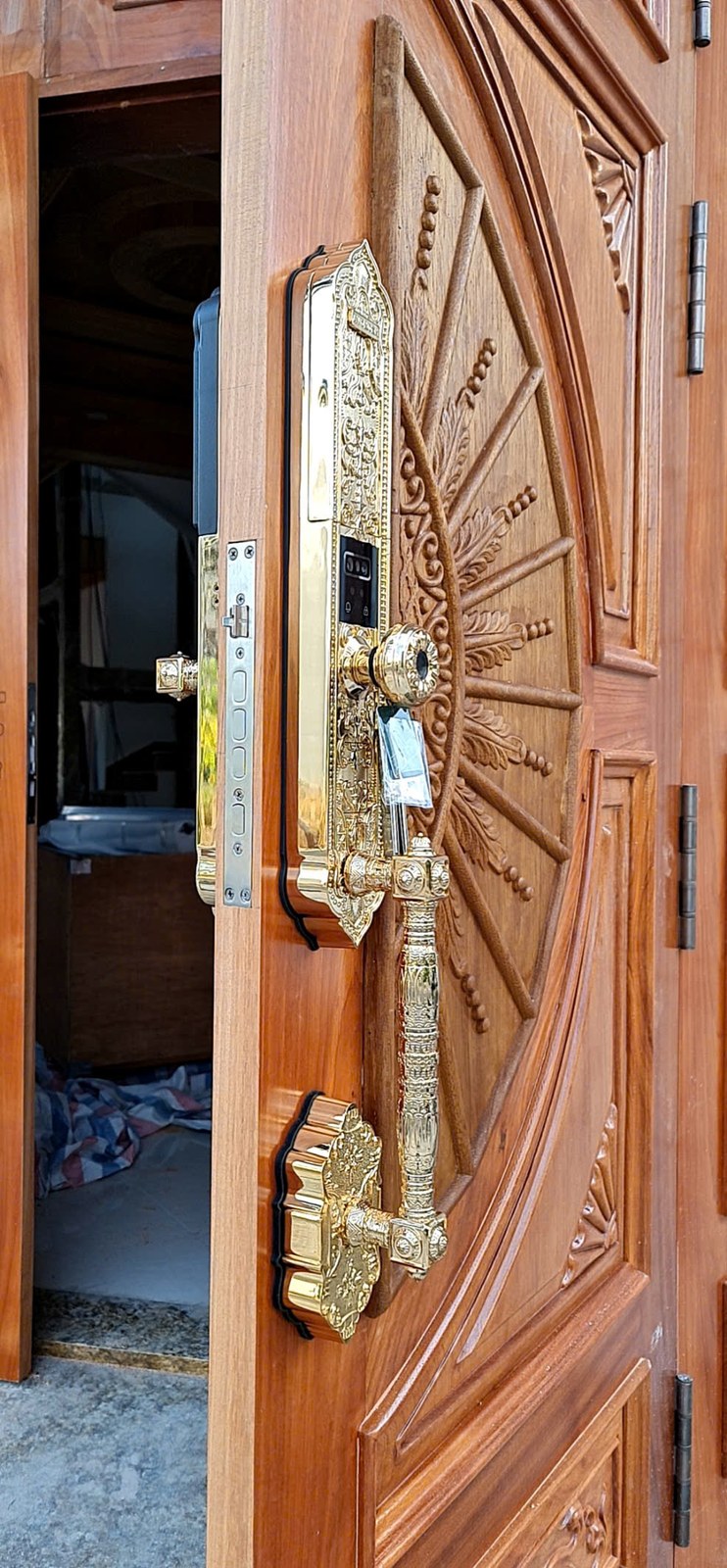 Khóa Avolock AC-997F lắp đặt thực tế trên cửa gỗ chạm khắc - cận cảnh