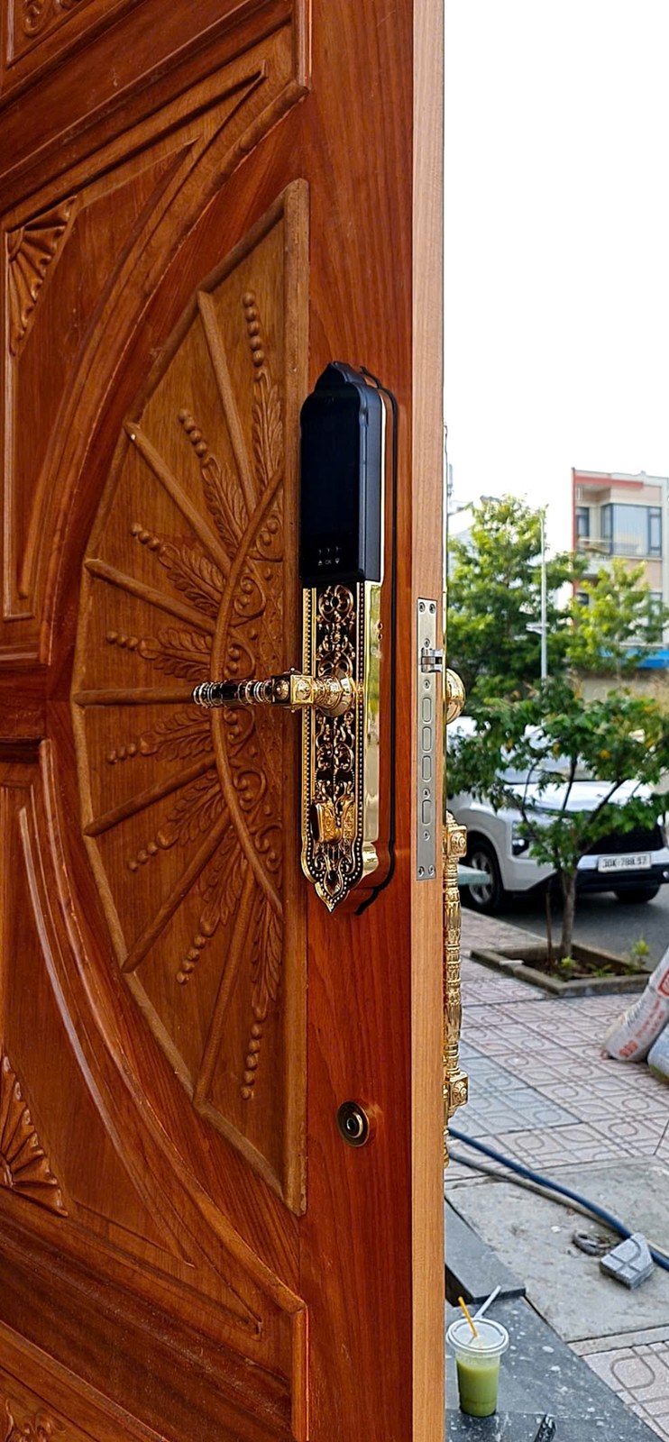 Khóa Avolock AC-997F lắp đặt thực tế trên cửa gỗ - mặt trong