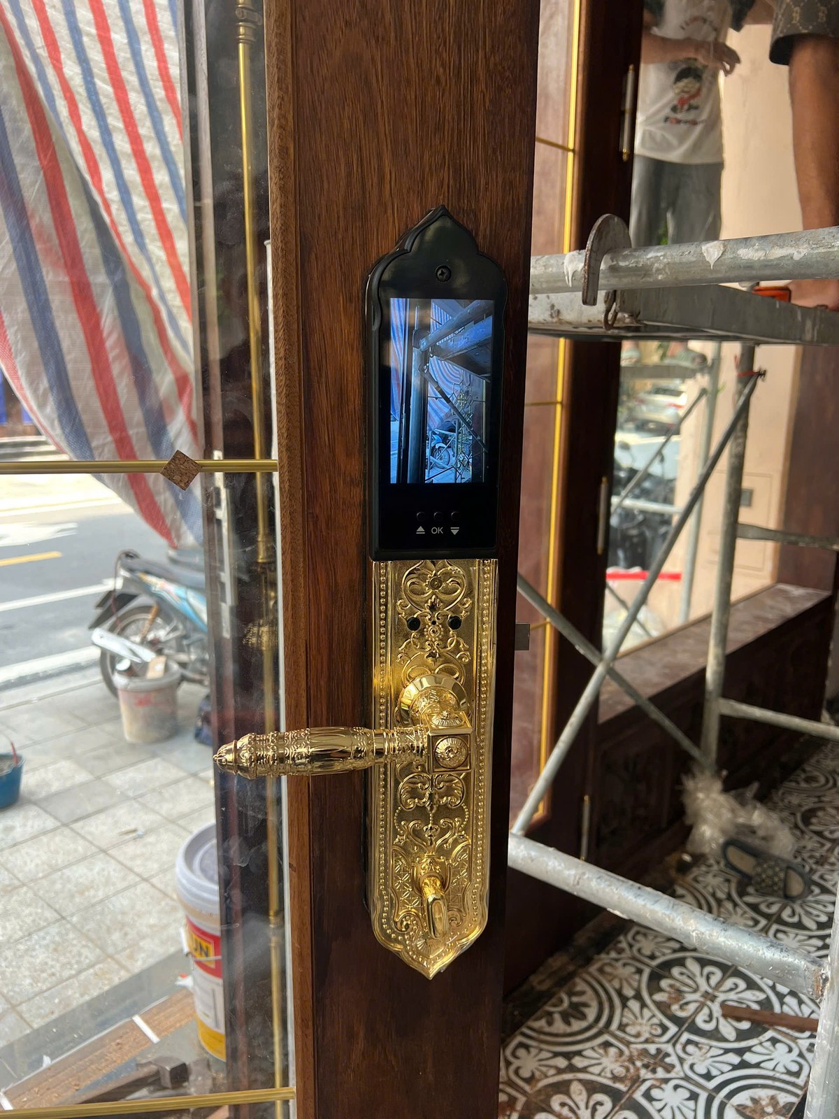 Khóa Avolock AC-997F lắp đặt thực tế trên cửa gỗ - mặt trước có màn hình camera